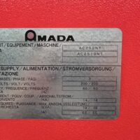 Wykrawarka używana Amada AC-2510 NT z pełną automatyzacją na sprzedaż ST tabliczka znamionowa