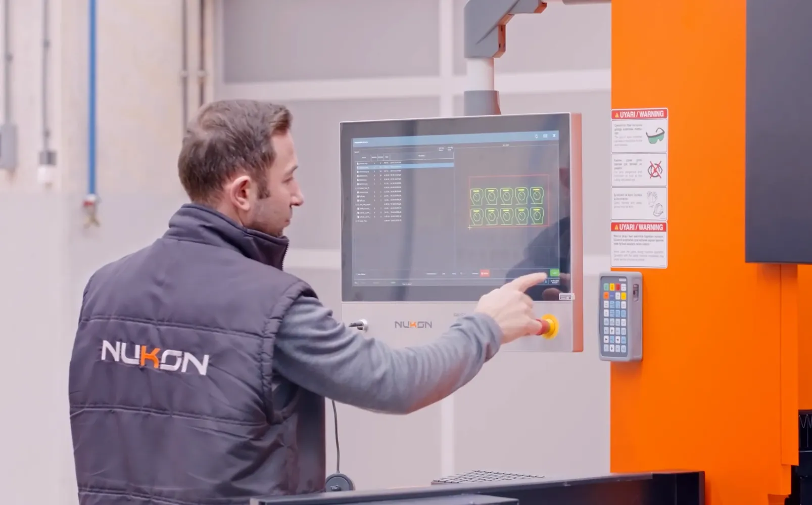 NUKON NEO wycinarka laserowa do blach obsługa z dotykowy panel sterowania